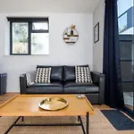 Pass The Keys Modern And Bright Home Minutes From Central London