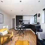 Pass The Keys Modern And Bright Home Minutes From Central London