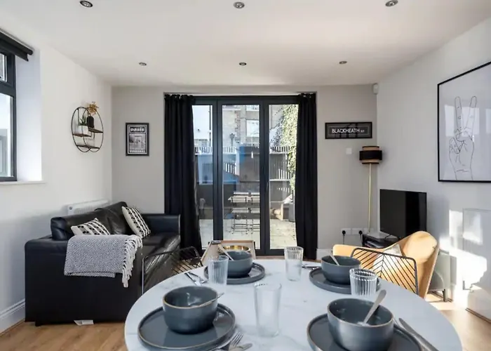 Pass The Keys Modern And Bright Home Minutes From Central London