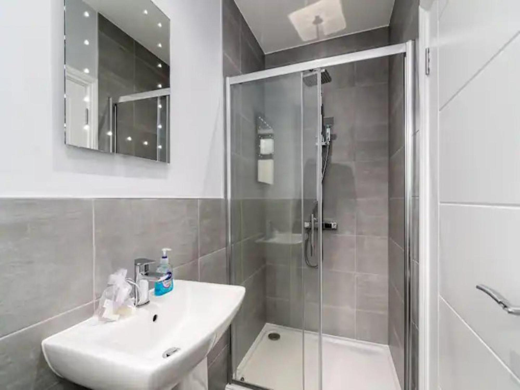 Pass The Keys Modern And Bright Minutes From Appartamento Londra